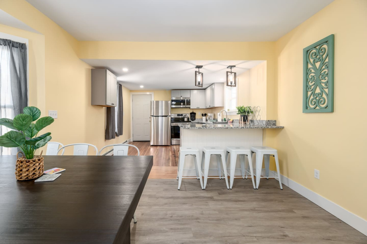 3-bedroom-coastal-haven:-3-blocks-from-the-beach/