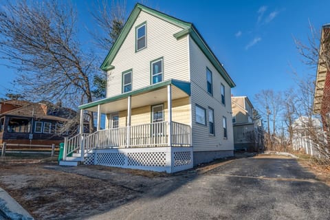 3-Bedroom Coastal Haven: 3 Blocks from the Beach