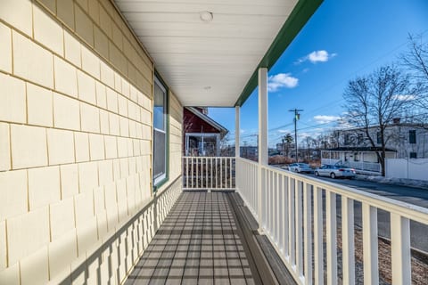 3-Bedroom Coastal Haven: 3 Blocks from the Beach