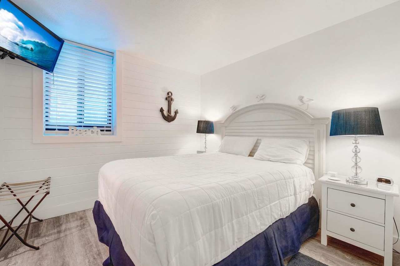 Queen Size Bedroom with Jack and Jill Bathroom!