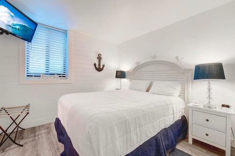 Sunbird Resort: Stunning Fully Remodeled Beachfront Condo! Free Beach Chair Service