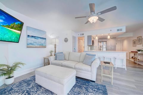 Sunbird Resort: Stunning Fully Remodeled Beachfront Condo! Free Beach Chair Service