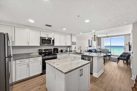 Majestic Resort! Newly Updated Beachfront 3BR Condo