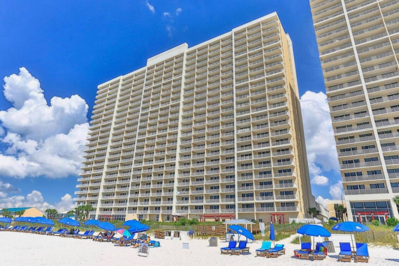 modern-3-br-beachfront-condo!-amenities-galore!/