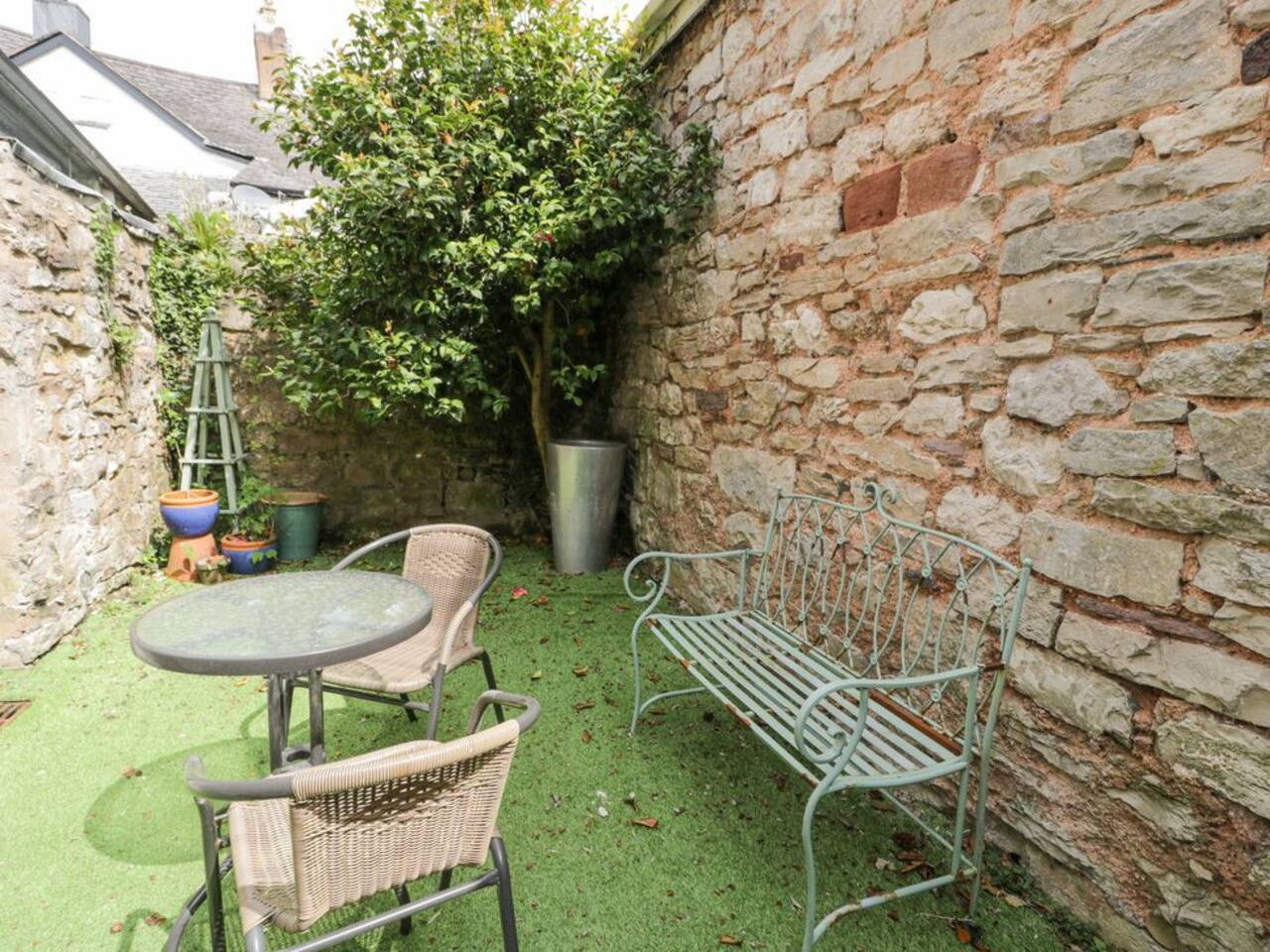 pet-friendly-stay-near-ruthin-castle-with-parking/