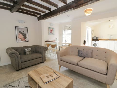 Pet-Friendly Cottage Near Castle | Sleeps 5