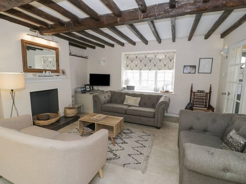 Pet-Friendly Cottage Near Castle | Sleeps 5