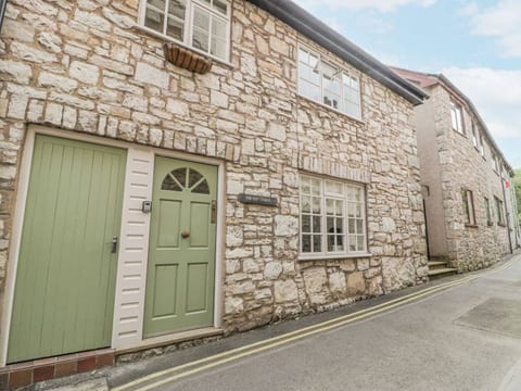 Pet-Friendly Cottage Near Castle | Sleeps 5