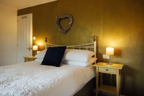 Tranquil Lakeview Lodge near Narberth’s Charm