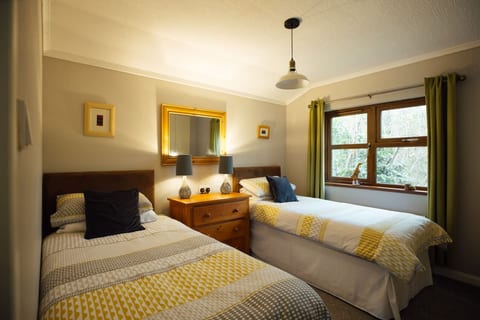 Tranquil Lakeview Lodge near Narberth’s Charm
