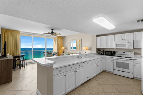 Beachfront Retreat: Family-Friendly 1-Bedroom Getaway