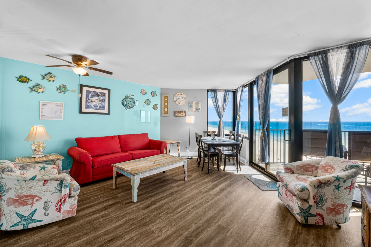 Family and Friends' living area with breathtaking ocean views! Queen Size Sleeper Sofa!