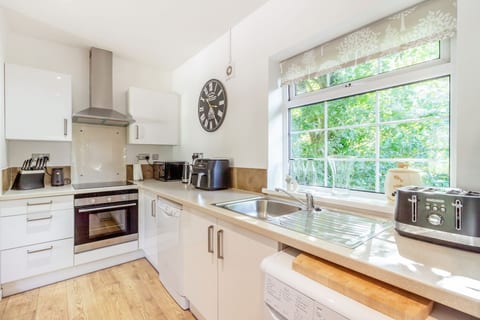 Cowbridge Cottage with shared swimming pool