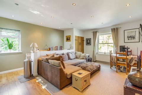 Cowbridge Cottage with shared swimming pool