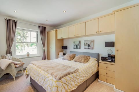 Cowbridge Cottage with shared swimming pool