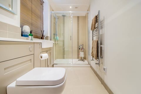 Cowbridge Cottage with shared swimming pool