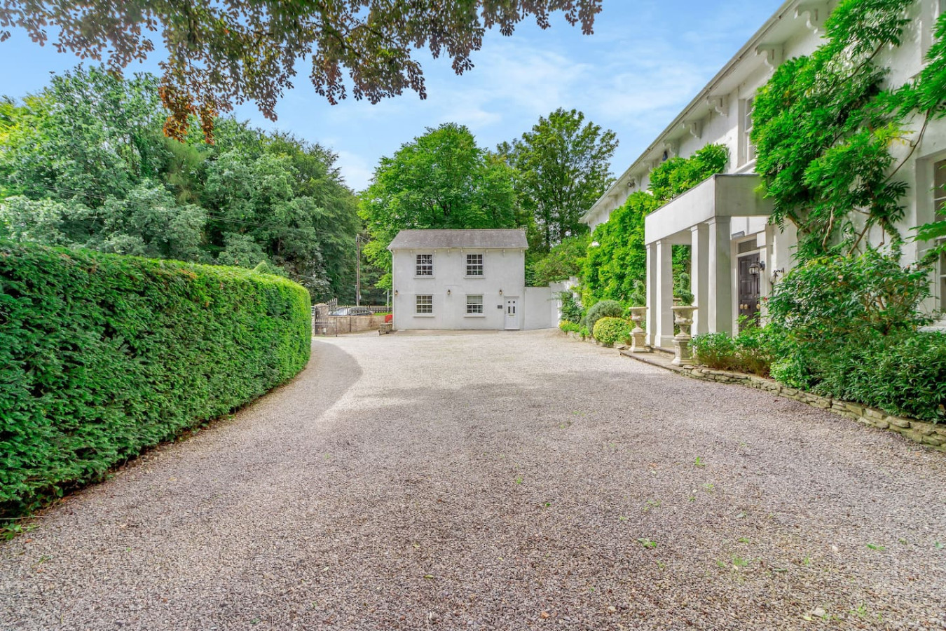 Cowbridge Cottage with shared swimming pool