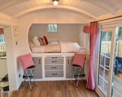 Delightful Cowbridge Railway Carriage with Hot Tub