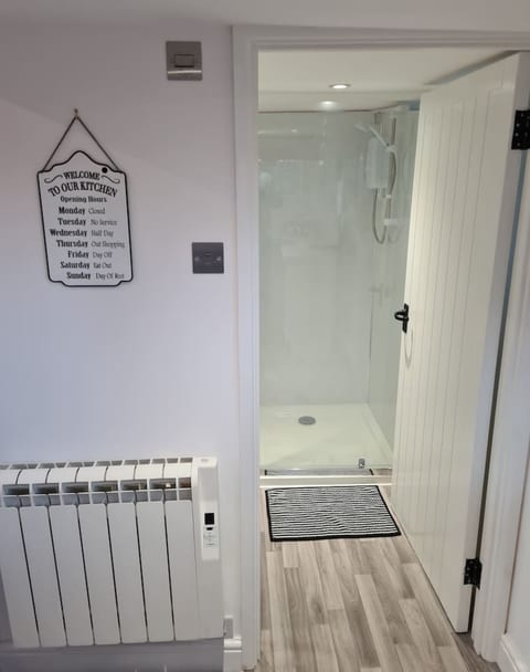 Delightful Cowbridge Railway Carriage with Hot Tub