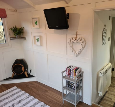 Delightful Cowbridge Railway Carriage with Hot Tub