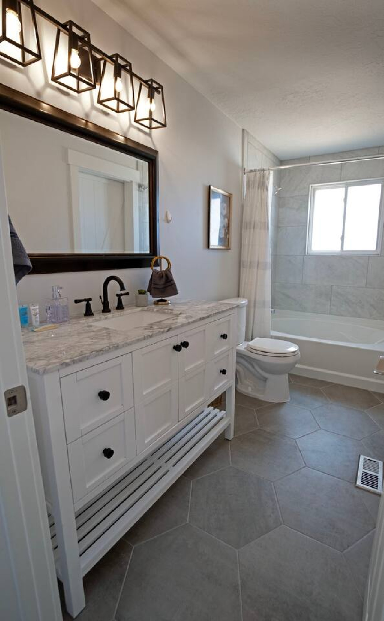 Modern 3BR Ski House | Sunset Views & Hot Tub - Sandy