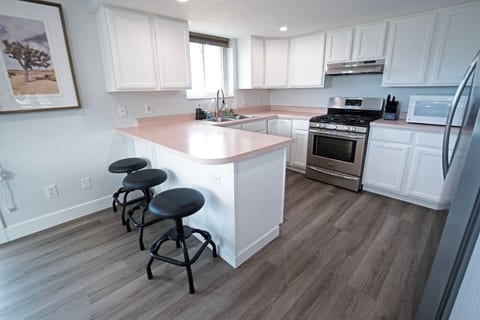 Modern 3BR Ski House | Sunset Views & Hot Tub