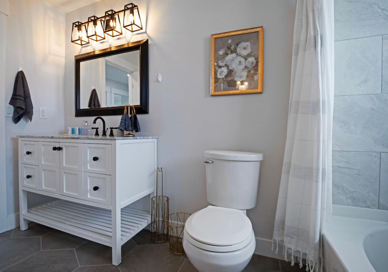 Modern 3BR Ski House | Sunset Views & Hot Tub - Sandy