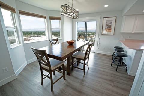 Modern 3BR Ski House | Sunset Views & Hot Tub