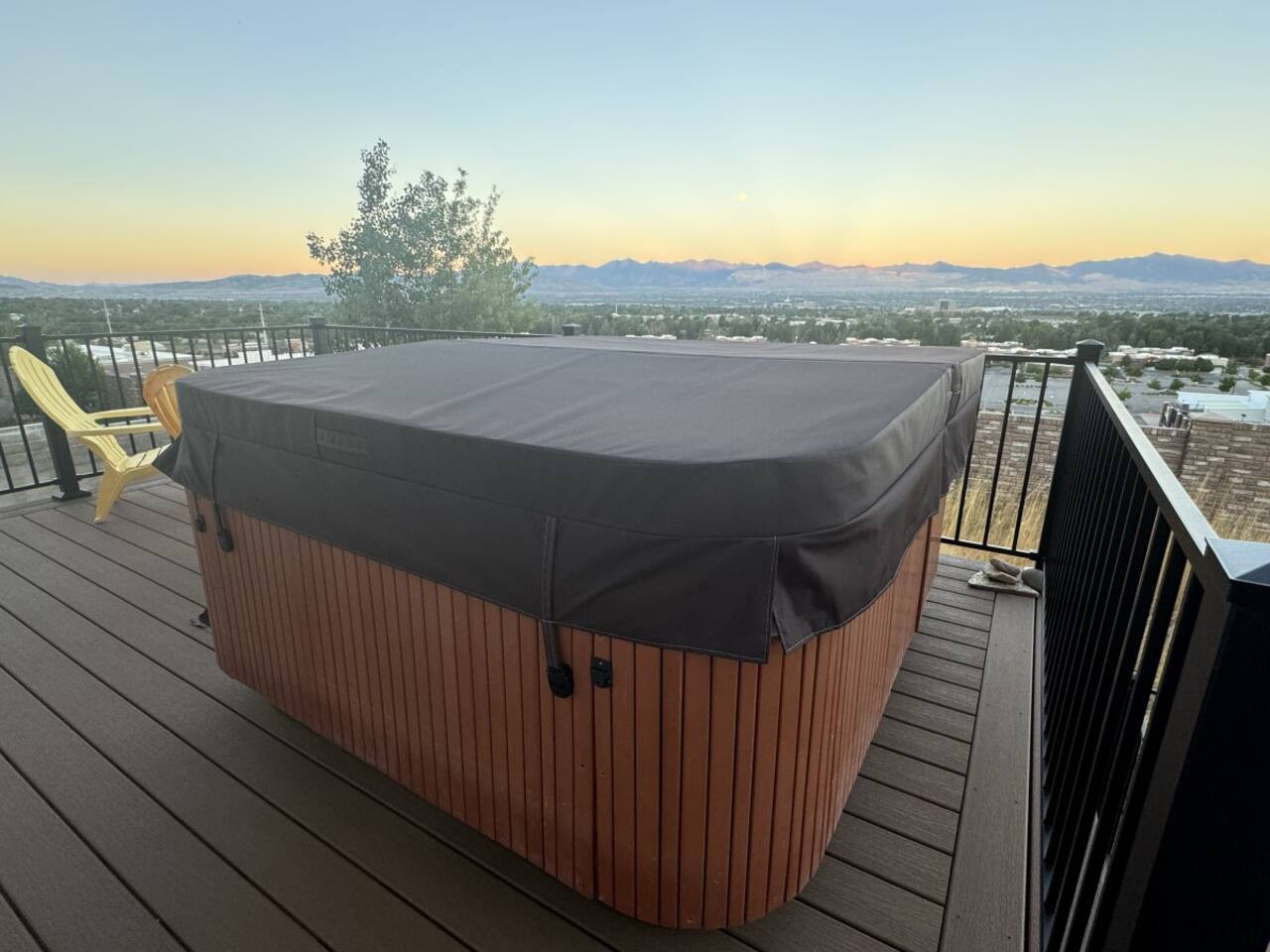 Modern 3BR Ski House | Sunset Views & Hot Tub - Sandy