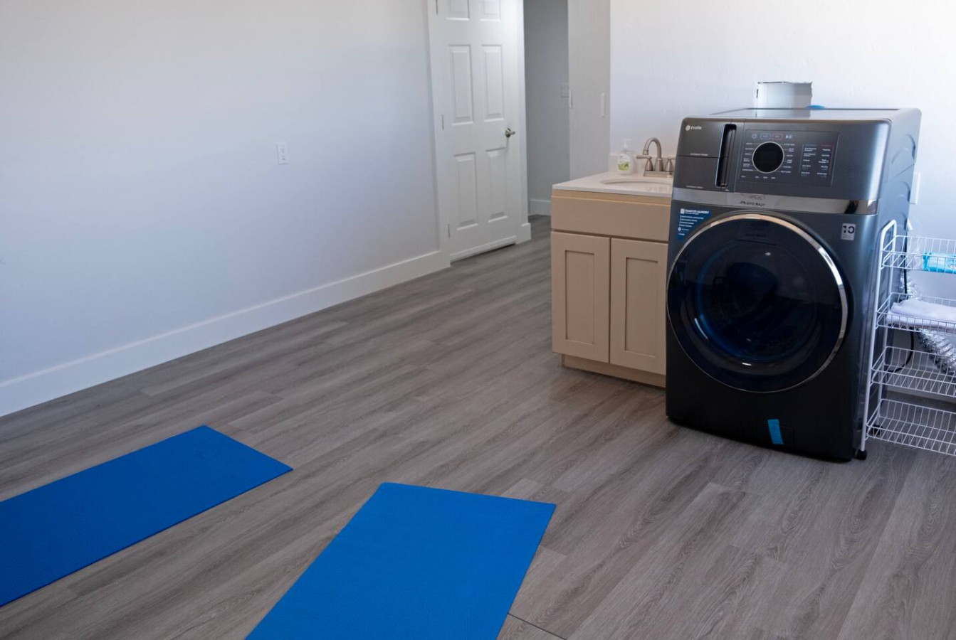 Modern 3BR Ski House | Sunset Views & Hot Tub - Sandy