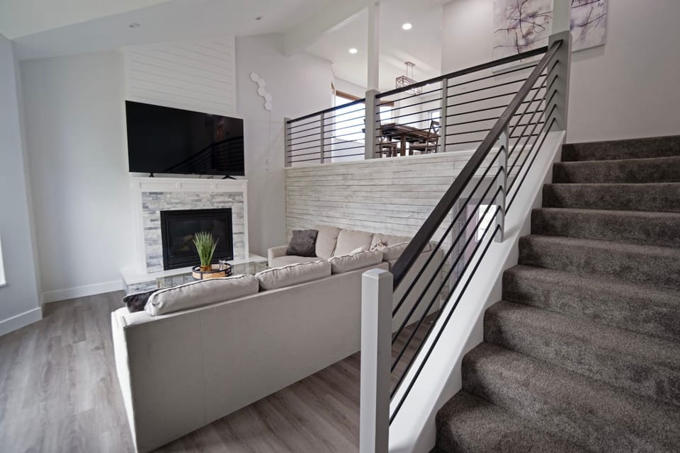 Modern 3BR Ski House | Sunset Views & Hot Tub - Sandy