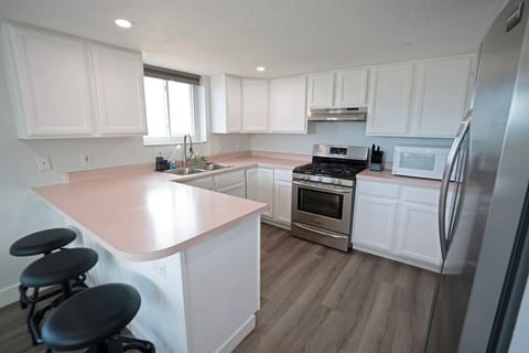 Modern 3BR Ski House | Sunset Views & Hot Tub
