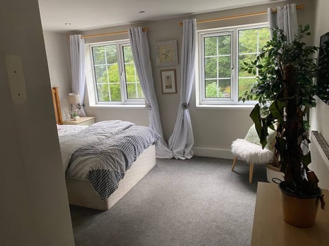 A Manchester Cottage getaway with log burner 🏁