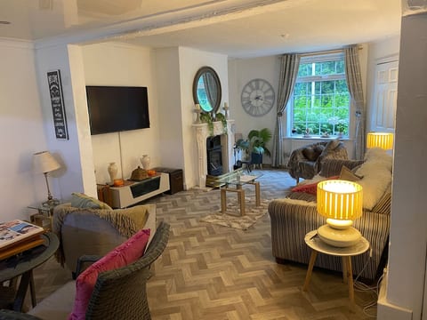 A Manchester Cottage getaway with log burner 🏁