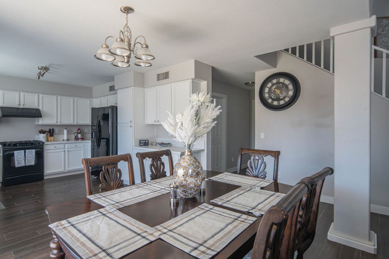 Luxe Avondale Escape - 4 BR, Sleeps 12 - Avondale