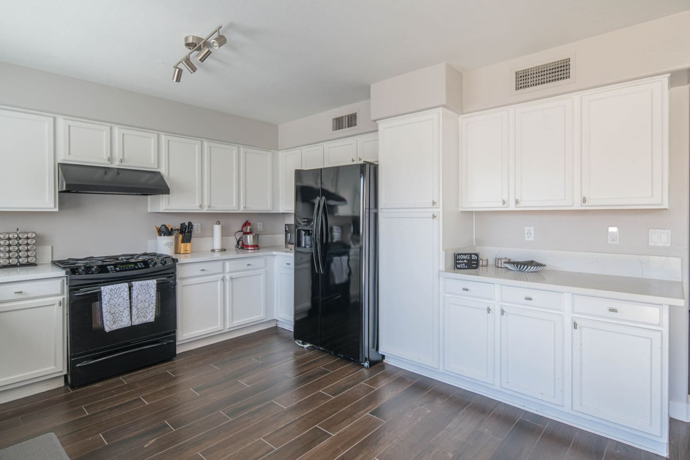 Luxe Avondale Escape - 4 BR, Sleeps 12 - Avondale