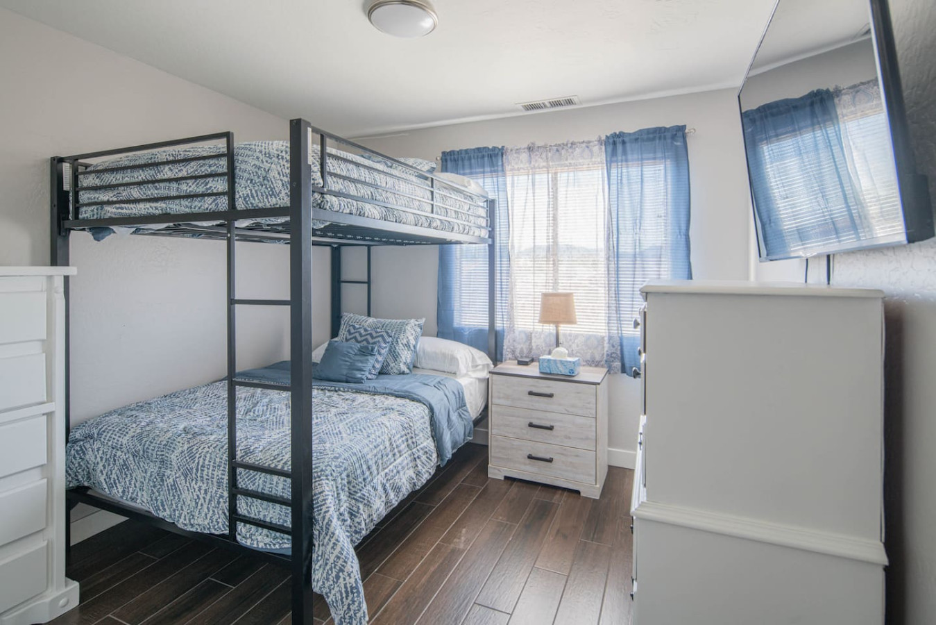 Luxe Avondale Escape - 4 BR, Sleeps 12 - Avondale