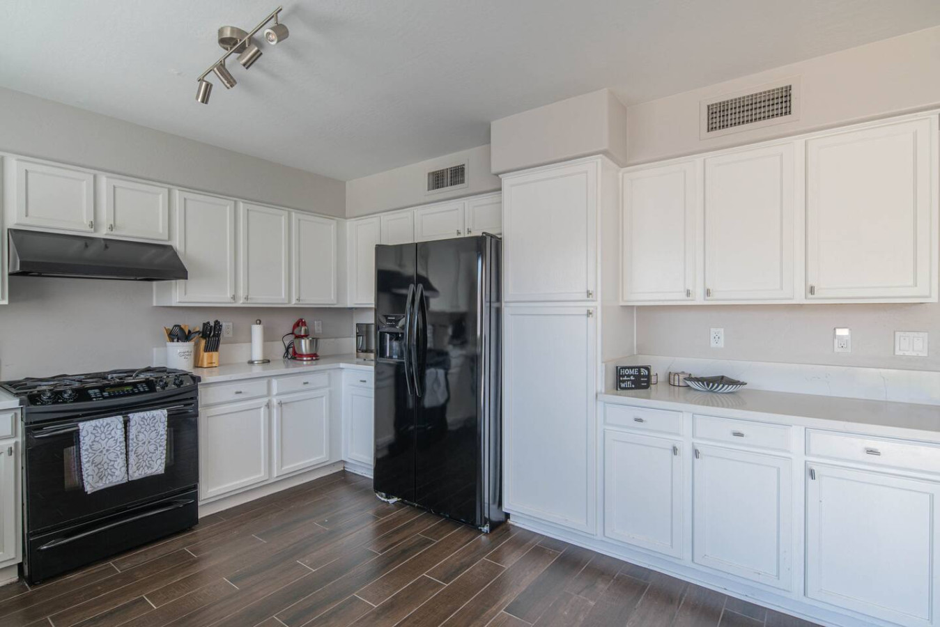 Luxe Avondale Escape - 4 BR, Sleeps 12 - Avondale