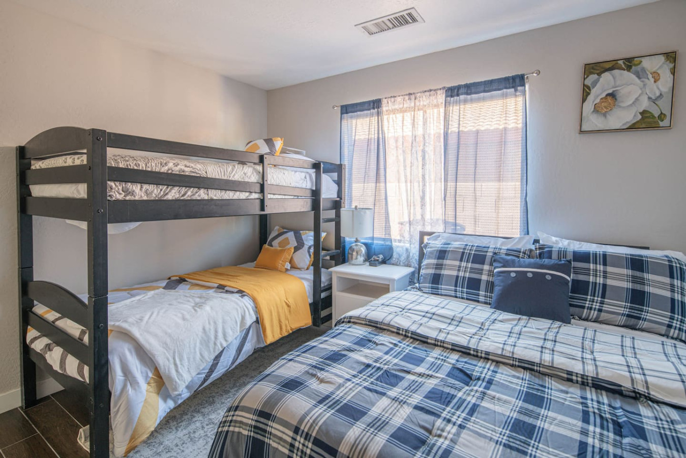 Luxe Avondale Escape - 4 BR, Sleeps 12 - Avondale