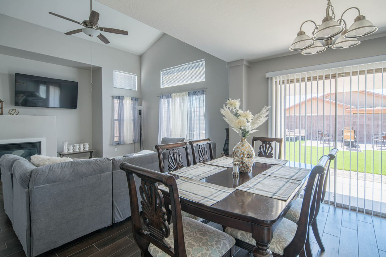 Luxe Avondale Escape - 4 BR, Sleeps 12 - Avondale