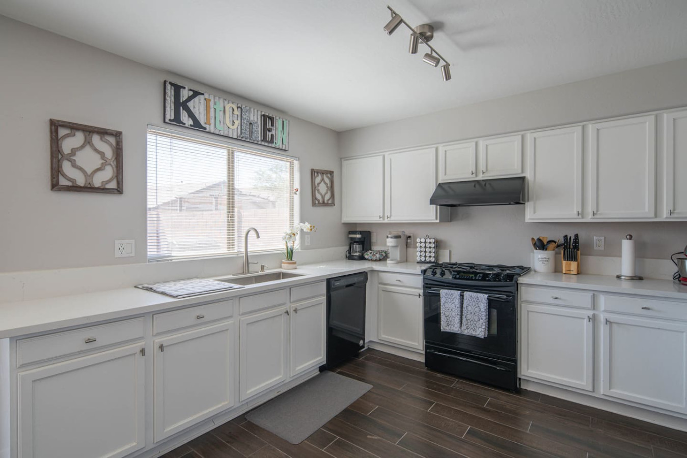 Luxe Avondale Escape - 4 BR, Sleeps 12 - Avondale