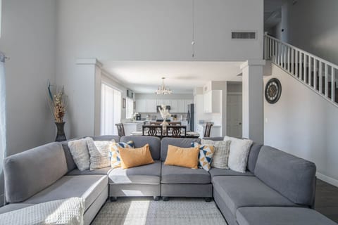 Luxe Avondale Escape - 4 BR, Sleeps 12