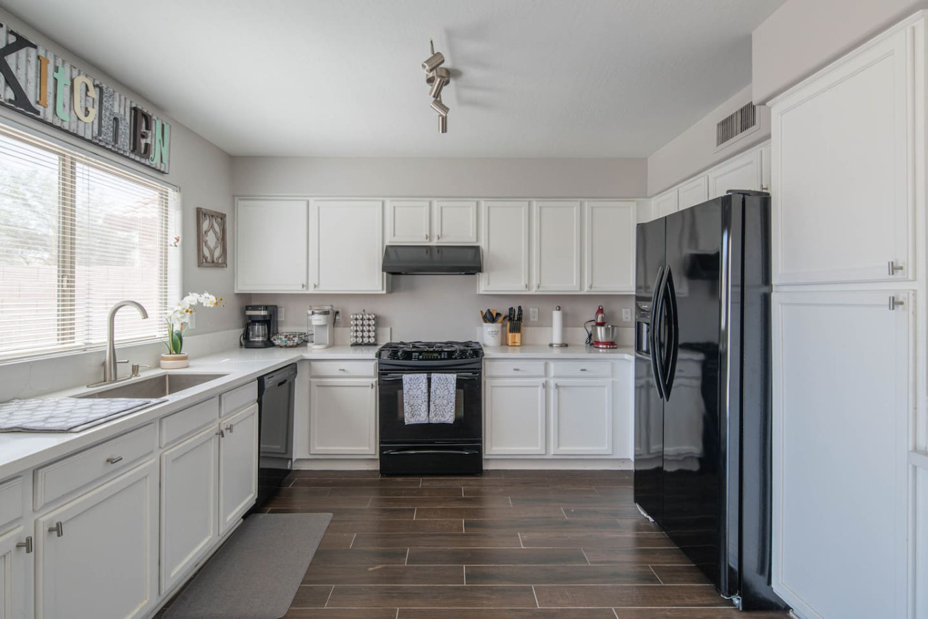 Luxe Avondale Escape - 4 BR, Sleeps 12 - Avondale