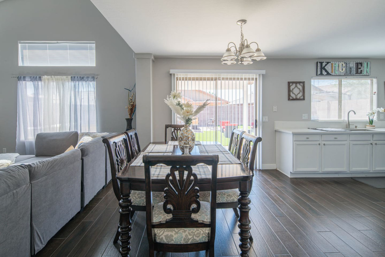 Luxe Avondale Escape - 4 BR, Sleeps 12 - Avondale