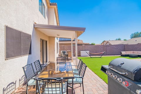 Luxe Avondale Escape - 4 BR, Sleeps 12