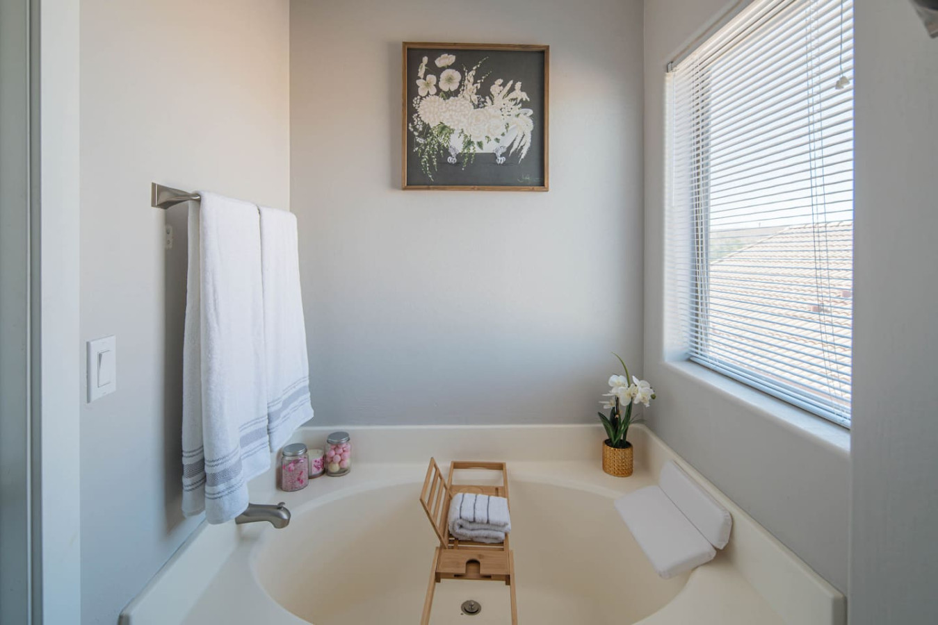 Luxe Avondale Escape - 4 BR, Sleeps 12 - Avondale