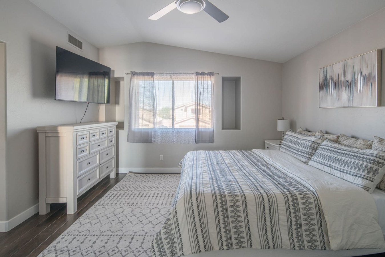 Luxe Avondale Escape - 4 BR, Sleeps 12 - Avondale