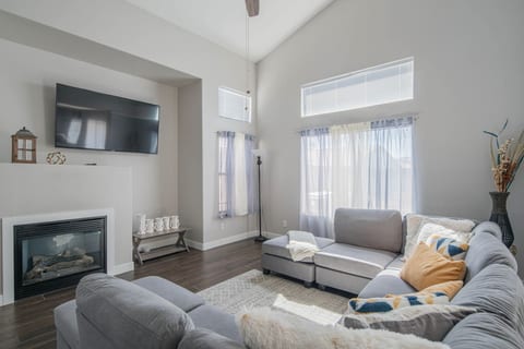 Luxe Avondale Escape - 4 BR, Sleeps 12