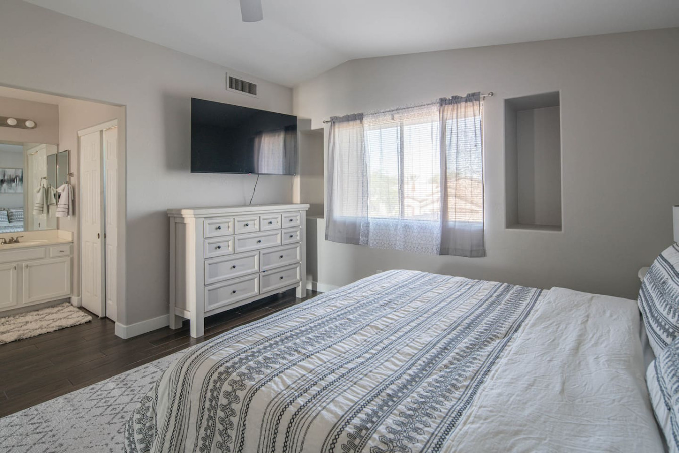 Luxe Avondale Escape - 4 BR, Sleeps 12 - Avondale