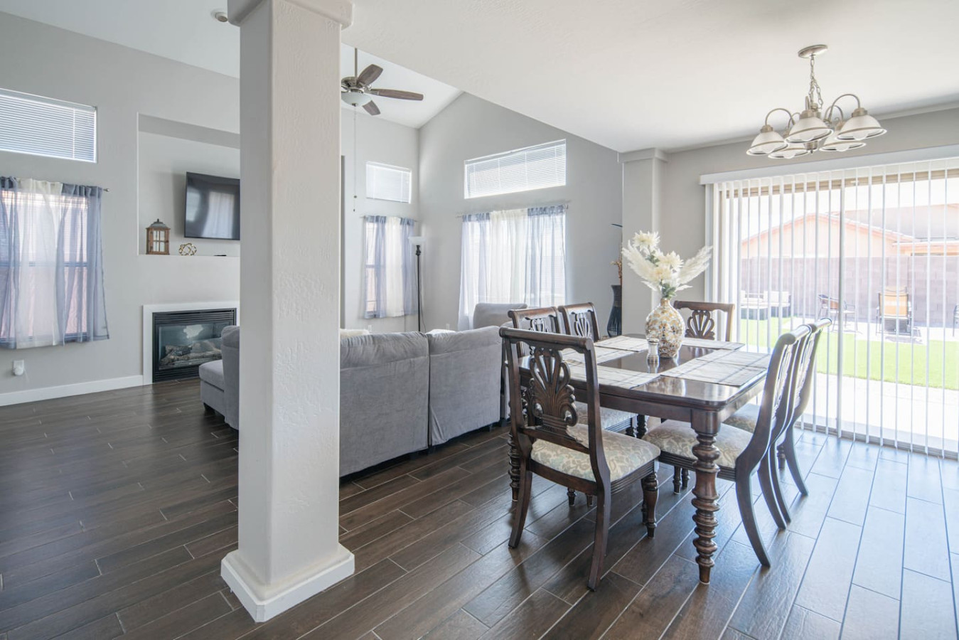 Luxe Avondale Escape - 4 BR, Sleeps 12 - Avondale